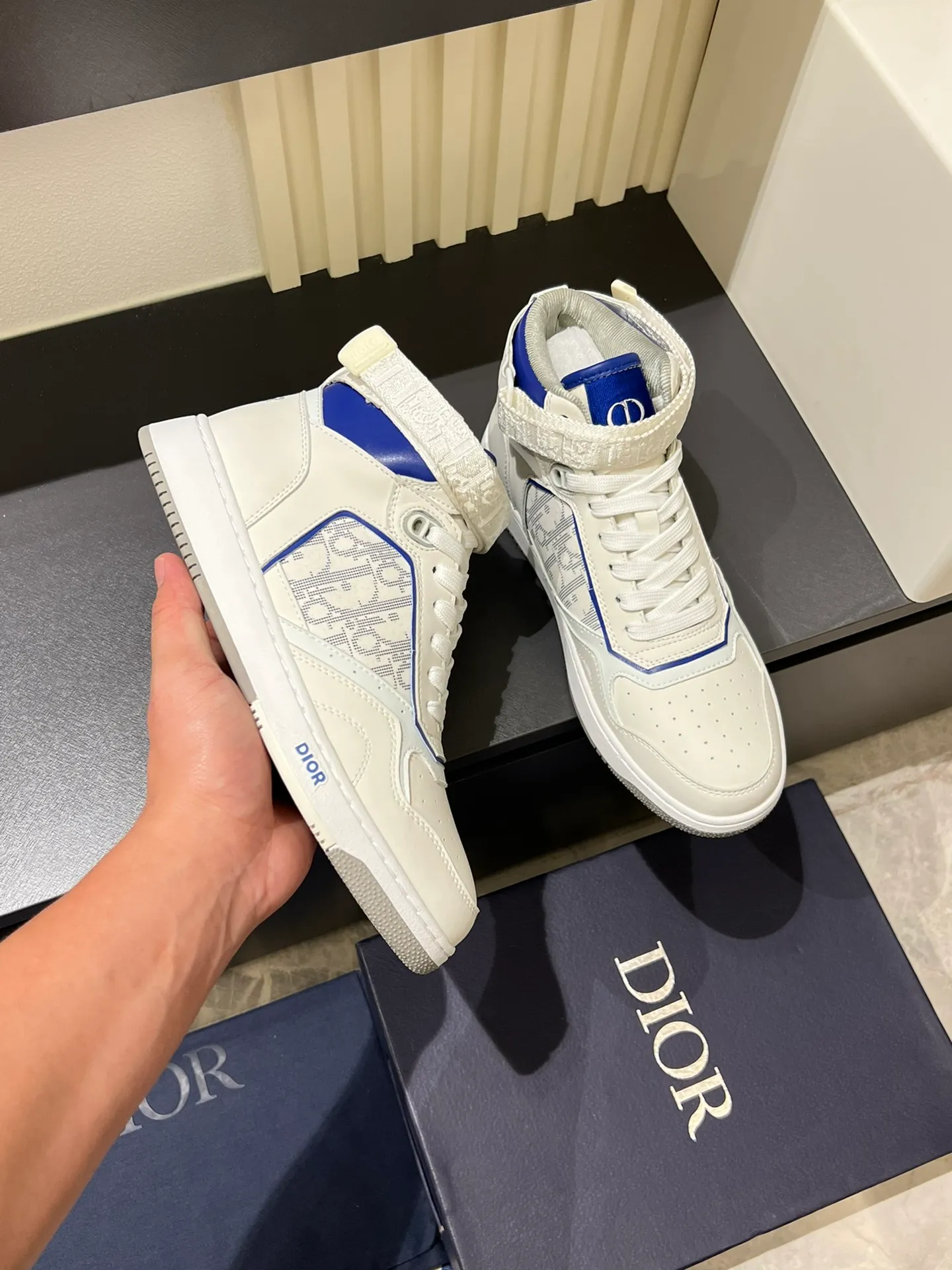 Men's shoes 💰p460 "Dio*" mid-top B27 casual sneakers. This B27 high-top sneaker is a new product in the series and continues Di*r's classic style. Crafted from gray and white smooth calf leather with beige and black Oblique print panels on the sides. The "CD Icon" shaped shoelace eyelets are clever and delicate, and the two-color rubber sole, rear collar and heel are all equipped with the brand's iconic details to enhance the style. Oblique printed straps at the ankle allow for an adjustable fit to complement the overall design. Fashionable and versatile, it can complement any look. Create an exquisite design with unique dynamic vitality and modern atmosphere, presented in low-top and high-top styles. This new must-have shoe adds a new dimension to Dior's archive heritage, embodying modern elegance. Purchase the original version and make it 1:1. If you need top quality, please come to me! Male 38-44!